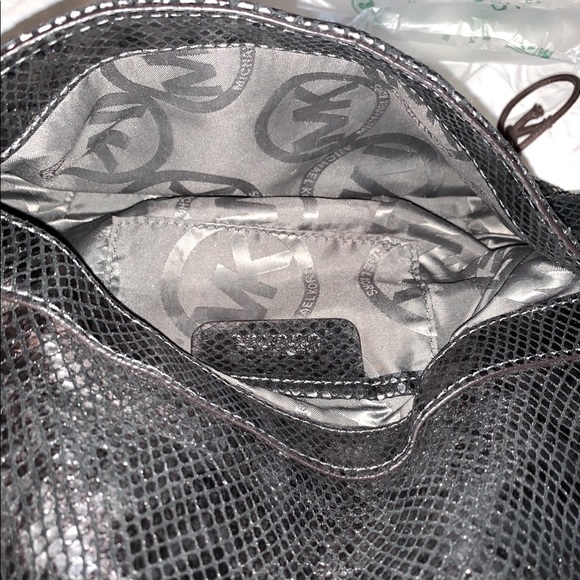 MICHAEL KORS RARE VINTAGE METALLIC PYTHON ID CHAIN SHOULDER BAG - Picture 6 of 15